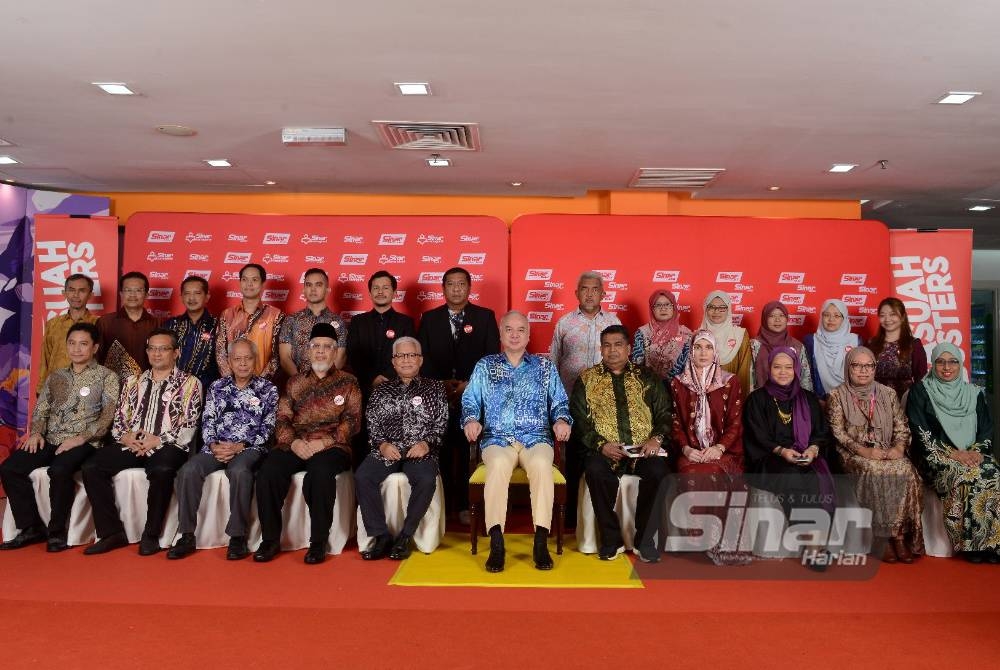 Sultan Nazrin Muizzuddin Shah berkenan mencemar duli bergambar bersama barisan Ahli Lembaga Pengarah dan pengurusan tertinggi Kumpulan Karangkraf sebelum Majlis Pelancaran Buku Korupsi dan Kemunafikan Dalam Politik Melayu di Kompleks Kumpulan Karangkraf pada Khamis. - Foto SINAR HARIAN / ROSLI TALIB & ASRIL ASWANDI SHUKOR