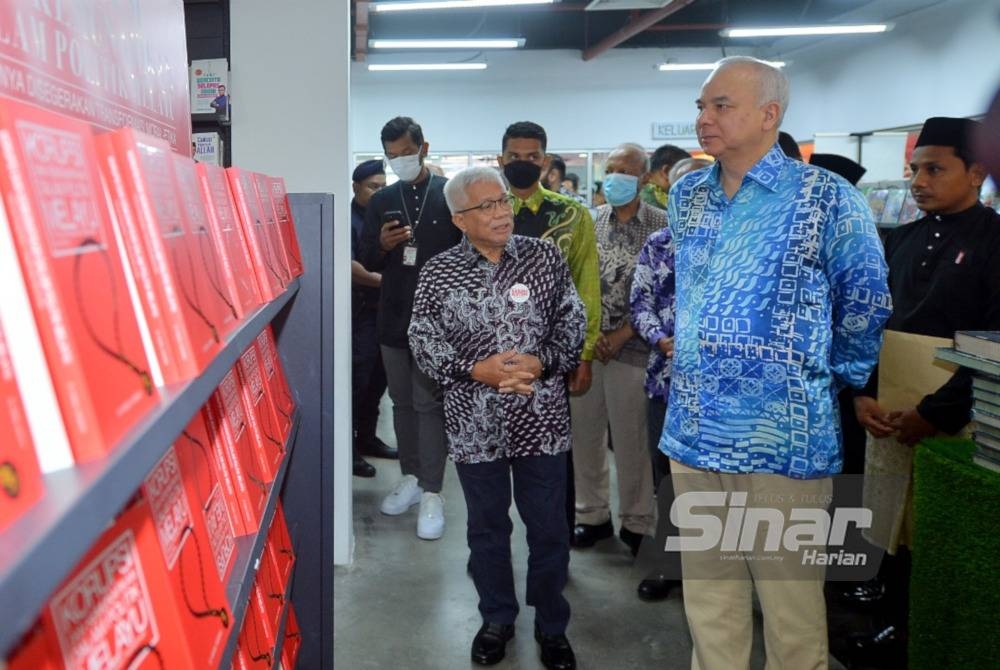 Sultan Nazrin berkenan melihat buku Korupsi dan Kemunafikan Dalam Politik Melayu: Perlunya Disegerakan Transformasi Moral-Etika yang turut dijual di Karangkraf Mall.