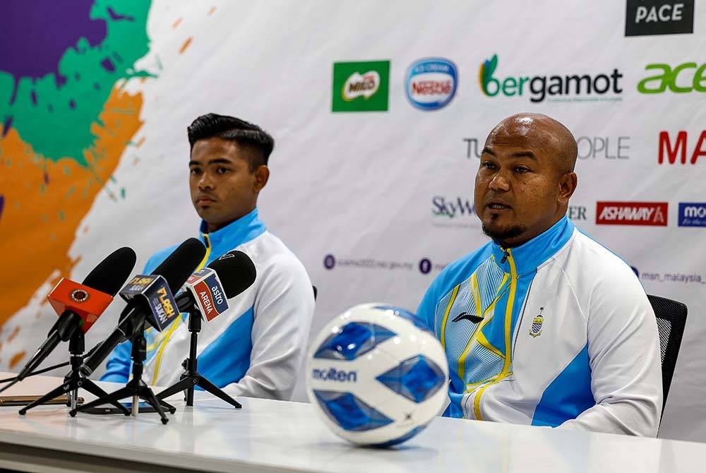 Akmal Rizal (kanan) bersama Mohd Danial ketika sidang akhbar perlawanan akhir bola sepak Sukma MSN 2022 di Cheras, Kuala Lumpur pada Khamis. - Foto Bernama