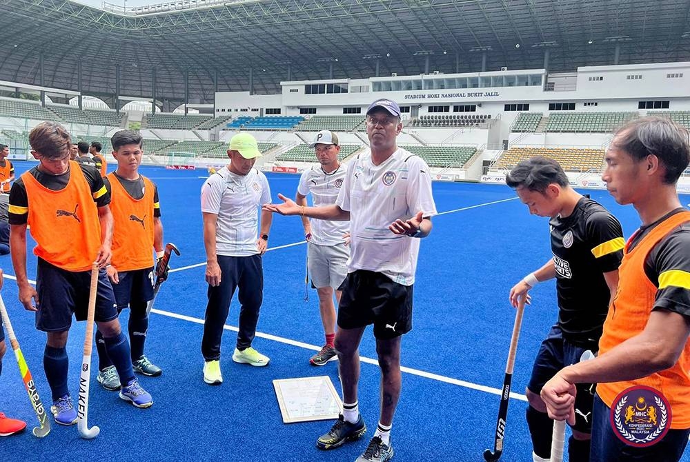 Arul (tengah) berkata sesuatu kepada pemain pada sesi latihan. - Foto Facebook MHC