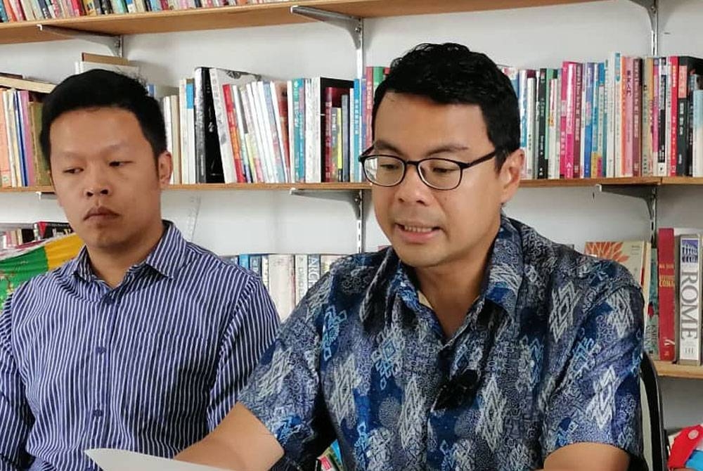 Chean Chung (kanan) ketika mengadakan sidang akhbar di pejabat Pusat Khidmat DUN Semambu di Kuantan pada Khamis.