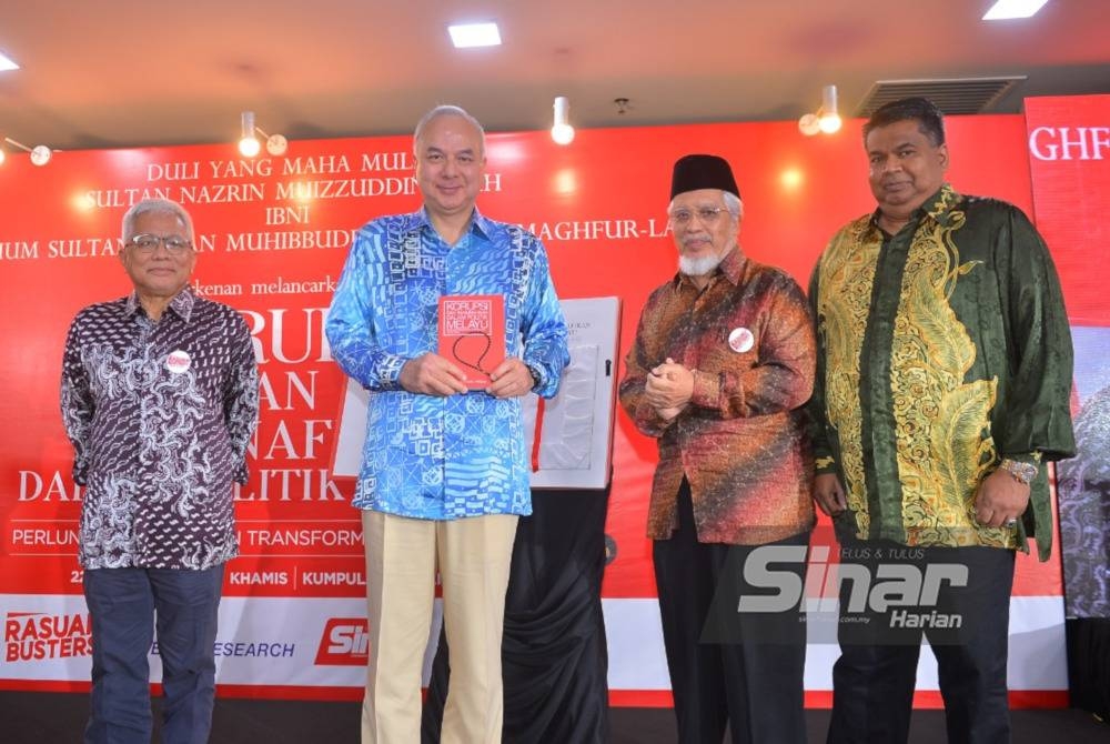 Mohd Kamal (dua dari kanan) bersama Hussamuddin (kiri) dan Rais Hussin (kanan) mengiringi Sultan Nazrin menyempurnakan gimik pelancaran buku &#039;Korupsi dan Kemunafikan Dalam Politik Melayu&#039; di Kumpulan Karangkraf pada Khamis. - Foto SINAR HARIAN/ ROSLI TALIB & ASRIL ASWANDI SHUKOR