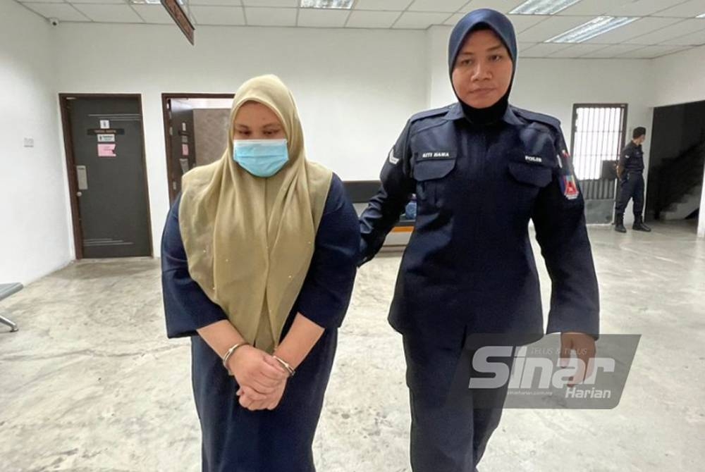 Natasha Adini (kiri) dibawa polis menuju ke lokap Mahkamah Kota Bharu.