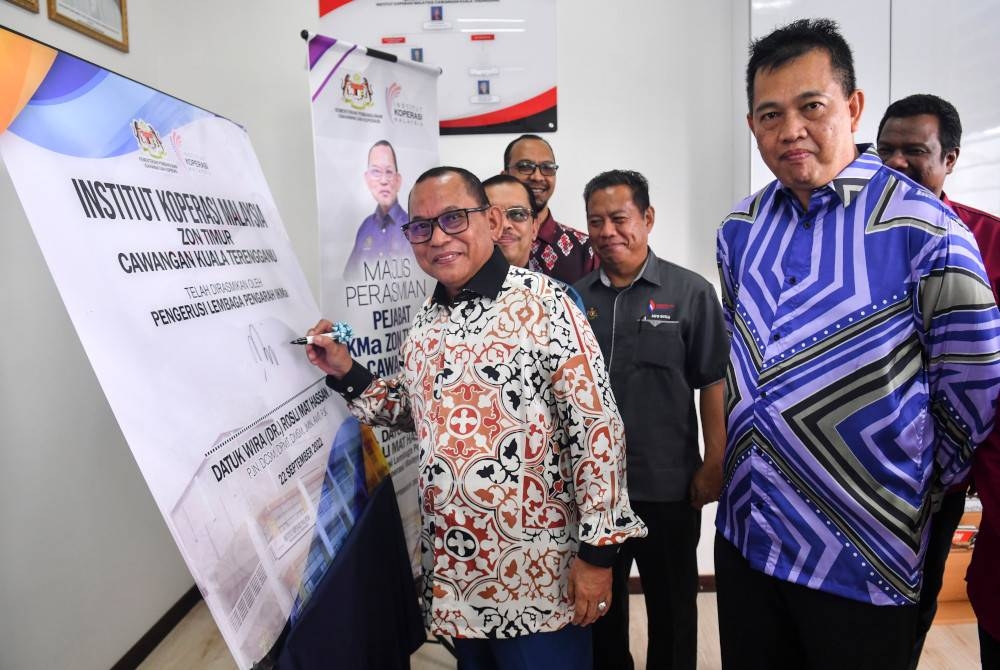 Pengerusi Lembaga Pengarah Institut Koperasi Malaysia, Datuk Rosli Mat Hassan (tengah) sempena gimik perasmian Pejabat Baharu Institut Koperasi Malaysia Zon Timur Cawangan Kuala Terengganu di Wisma Koperasi Kakitangan Kerajaan Terengganu (KOKITAB) Kuala Nerus, pada Khamis. - Foto Bernama
