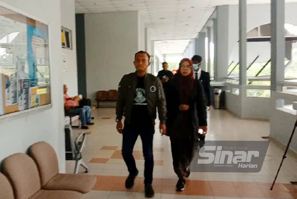 Ibu bapa Nour Rania Asyifaa, Yuseri Yusoff (kiri) dan Anida Idrus hadir di mahkamah bagi mengikuti prosiding inkues punca kematian bayi mereka.