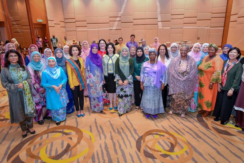 Menteri Pengajian Tinggi, Datuk Seri Dr Noraini Ahmad (tengah) bersama Duta-Duta Wanita Negara Luar di Malaysia dan pimpinan wanita sempena Program Libat Urus, pada Khamis. - Foto Bernama
