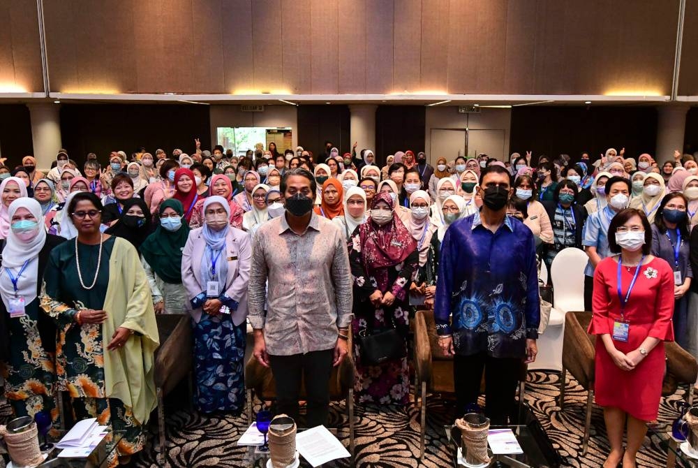 Menteri Kesihatan, Khairy Jamaluddin Abu Bakar (tengah) bergambar bersama jururawat-jururawat selepas hadir merasmikan &#039;25th Joint Malaysia-Singapore Nursing Conference 2022&#039;, pada Khamis. - Foto Bernama
