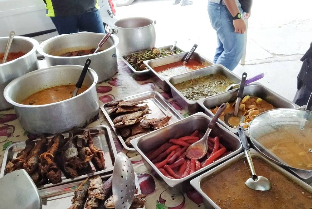 Mohd Salleh didenda RM1,200 atas pertuduhan menjual makanan yang tercemar di bazar Ramadan di Kelapa Sawit, Kulai April lalu. - Gambar hiasan