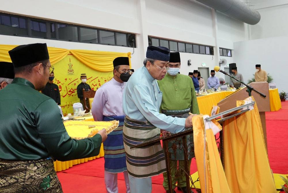 Sultan Selangor menyempurnakan upacara perasmian Masjid Putra Heights pada Khamis.