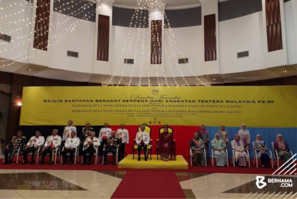 Yang di-Pertuan Agong Al-Sultan Abdullah Ri&#039;ayatuddin Al-Mustafa Billah Shah dan Raja Permaisuri Agong Tunku Hajah Azizah Aminah Maimunah Iskandariah berkenan berangkat ke majlis santapan beradat sempena Hari Angkatan Tentera Malaysia ke-89 di Wisma Perwira ATM, Kuala Lumpur. - Foto Bernama