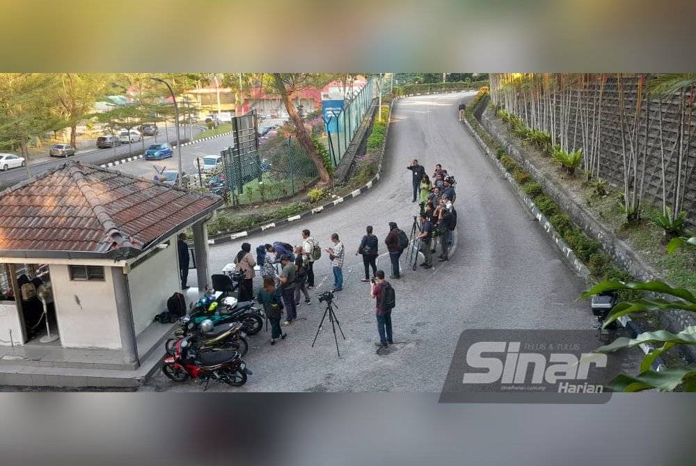  Petugas media beratur untuk mendapatkan pas masuk ke Mahkamah Tinggi Shah Alam. - Foto Sinar Harian/ROSLI TALIB