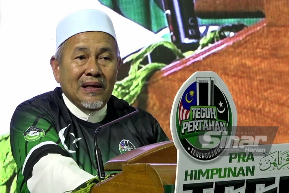 Tuan Ibrahim ketika berucap pada Pra Himpunan Teguh Pertahan di Dataran Kompleks Sukan Terengganu, di Kuala Nerus, malam Khamis.