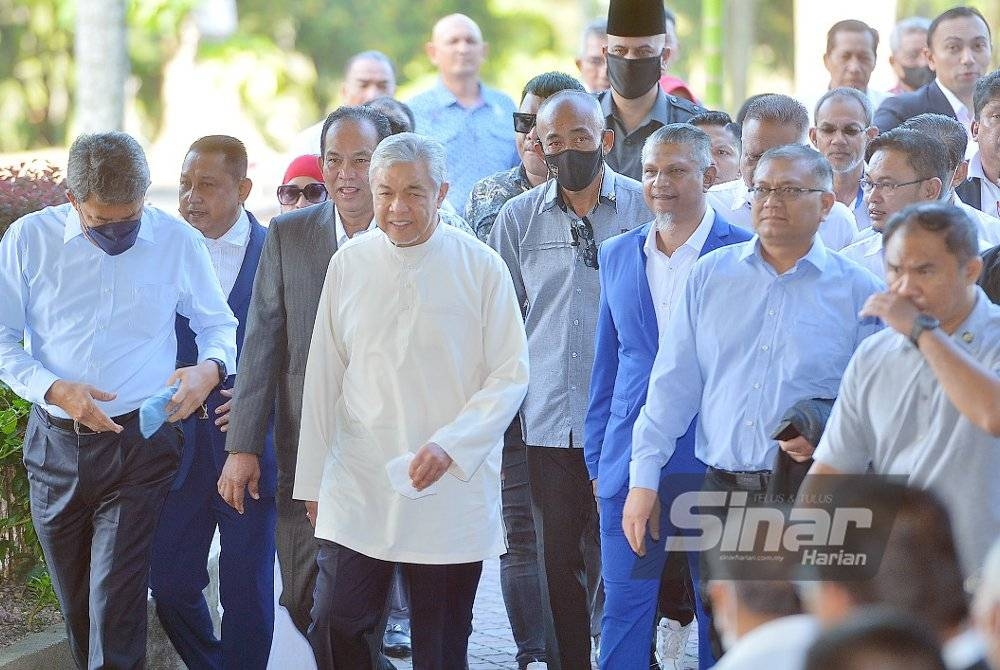 Ahmad Zahid Hamidi tiba di Mahkamah Tinggi di sini bagi mendengar keputusan sama ada beliau perlu membela diri atau dibebaskan daripada 40 pertuduhan rasuah berhubung Sistem Visa Luar Negara (VLN). - Foto Sinar Harian/ROSLI TALIB