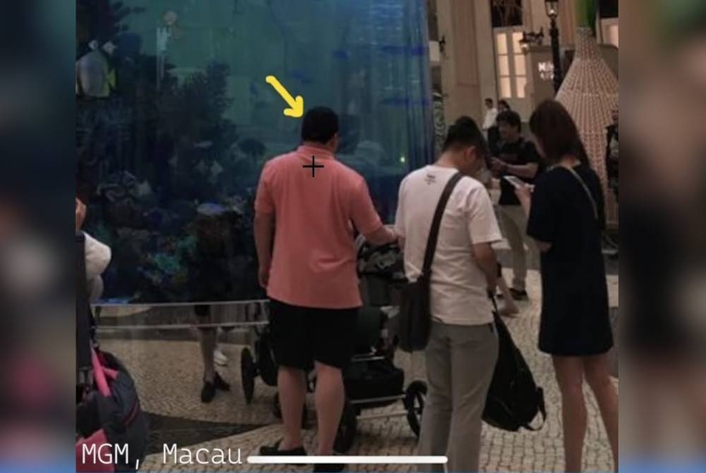 Tangkap layar foto yang menunjukkan Jho Low (kiri) ketika berada di sebuah pusat membeli belah di Macau.