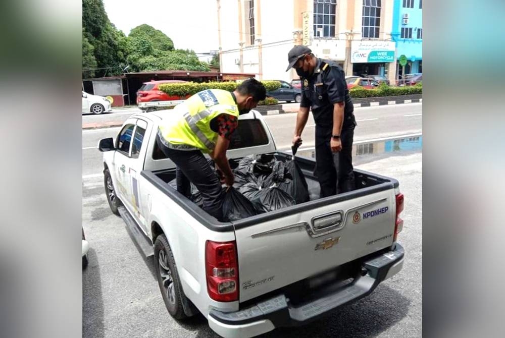 Jam tangan tiruan dalam plastik hitam yang dirampas oleh KPDNHEP.