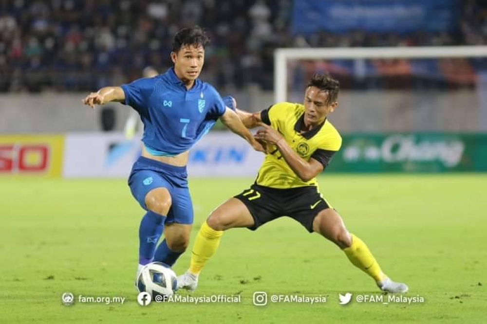 Azam (kanan) beraksi cemerlang sebelum diperintah keluar padang selepas menerima kad kuning kedua. - Foto Facebook FAM