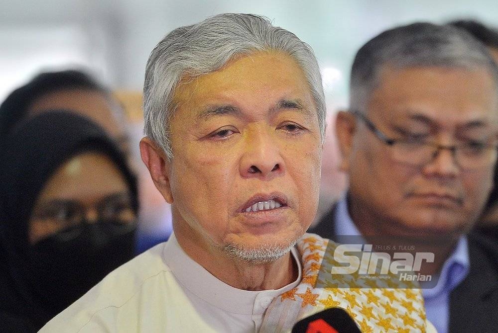 Ahmad Zahid berucap di luar Mahkamah Tinggi Shah Alam di sini pada Jumaat. - Foto Sinar Harian/ROSLI TALIB