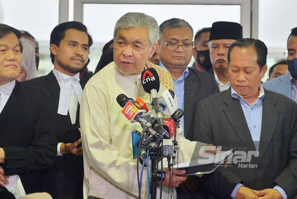 Ahmad Zahid berucap di luar Mahkamah Tinggi Shah Alam selepas dibebaskan atas 40 pertuduhan rasuah berhubung Sistem Visa Luar Negara (VLN). - Foto Sinar Harian/ROSLI TALIB