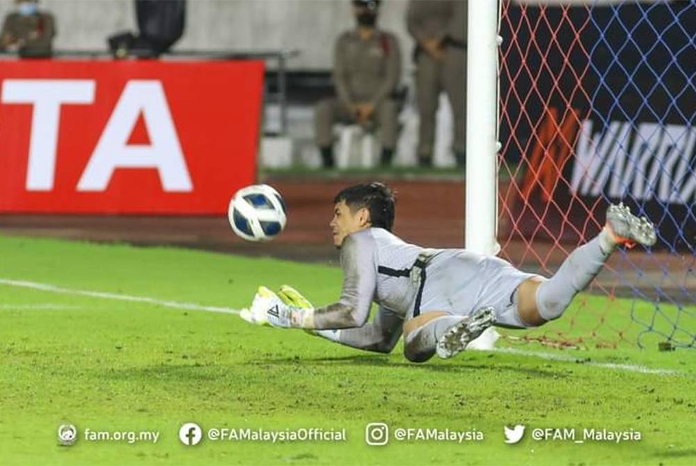 Syihan menafikan sepakan penalti Supachok pada aksi menentang Thailand di Chiang Mai pada Khamis. Foto FB FAM