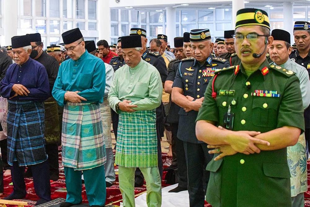 Al-Sultan Abdullah (tiga dari kiri) menunaikan solat Jumaat bersama jemaah dan warga ATM yang diimamkan oleh Mohamad Hamzah. - Foto Facebook Hishammuddin Tun Husein