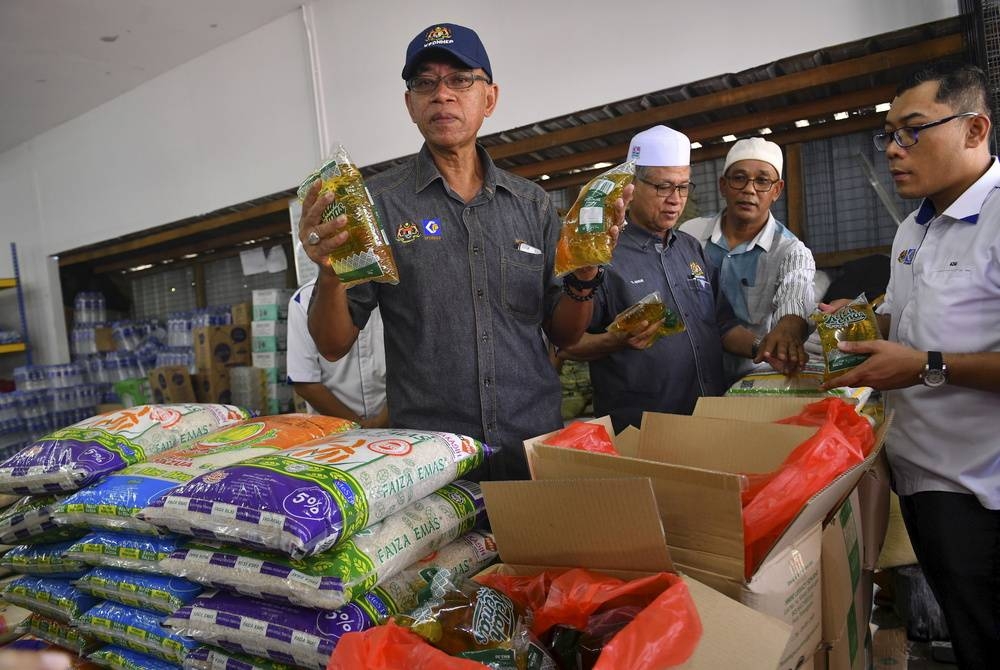 Rosol (kiri) membuat tinjauan bekalan minyak masak peket pada Program Jualan Murah Keluarga Malaysia di Kampung Beladau Kepong pada Jumaat.
Penjimatan yang ditawarkan dapat dinikmati oleh pelanggan sekaligus dapat membantu mengurangkan beban rakyat berpendapatan B40.
--fotoBERNAMA (2022) HAK CIPTA TERPELIHARA