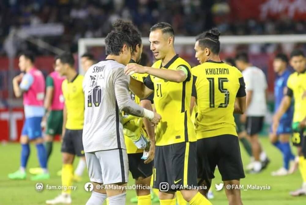 Cools (tengah) mengemudi skuad Harimau Malaya pada aksi menentang Thailand dengan cemerlang pada Khamis. - Foto FB FAM.