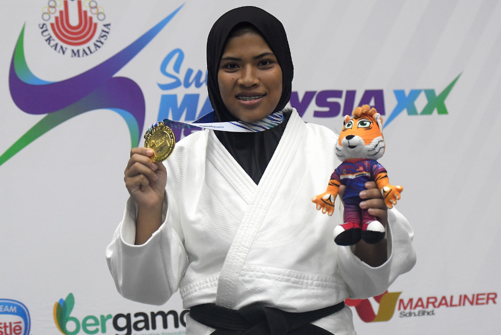 Atlet judo Johor, Siti Noor Aisyah Shahabuddin menunjukkan pingat emas yang dimenanginya dalam acara 70 kilogram wanita Sukma MSN 2022 di Kompleks Sukan UiTM Shah Alam.