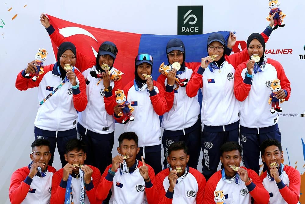 Barisan atlet kanu Johor yang memenangi pingat emas Sukma MSN 2022 bergambar di Kompleks Sukan Air Putrajaya. - Foto Bernama