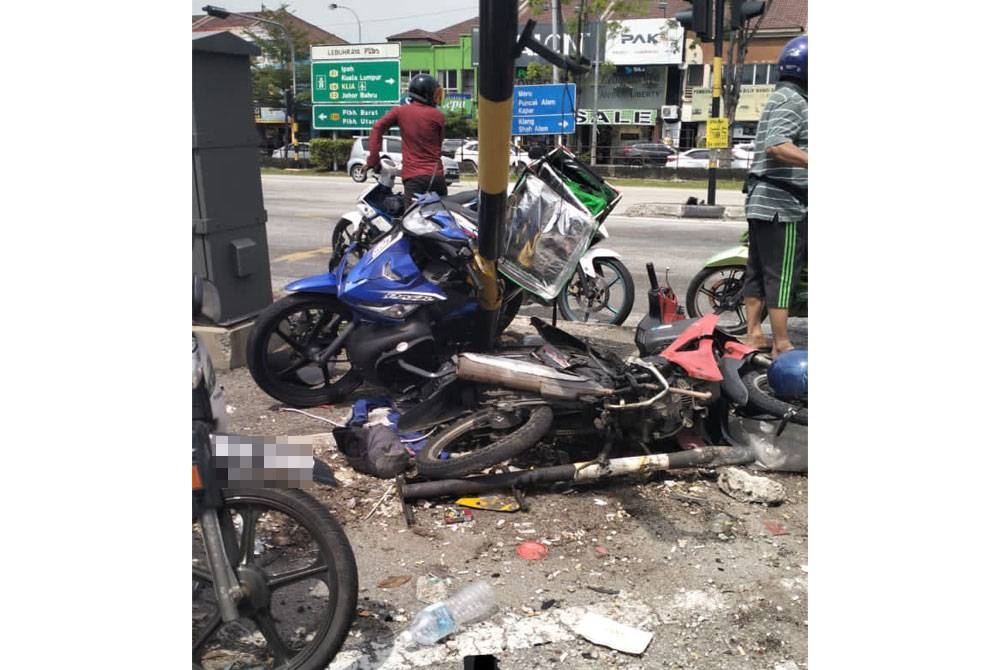 Keadaan motosikal mangsa selepas kemalangan berkenaan. Foto Facebook