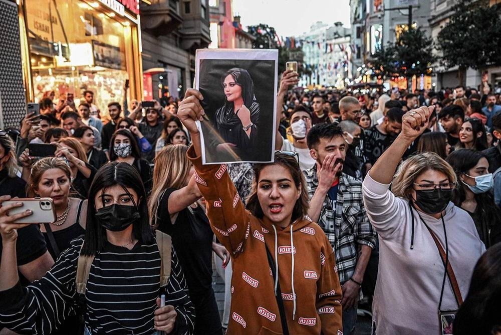 Kematian Mahsa Amini turut mencetuskan protes solidariti di Istanbul, Turkiye.