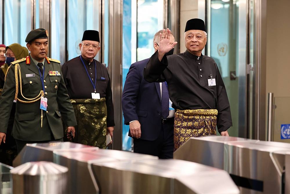 Perdana Menteri Malaysia Datuk Seri Ismail Sabri Yaakob tiba bagi menyampaikan ucapan pada Debat Umum sempena Perhimpunan Agung Pertubuhan Bangsa-Bangsa Bersatu Sesi Ke-77 di Ibu Pejabat PBB pada Jumaat. Hadir sama Menteri Luar Datuk Seri Saifuddin Abdullah (dua,kiri). - Foto Bernama.