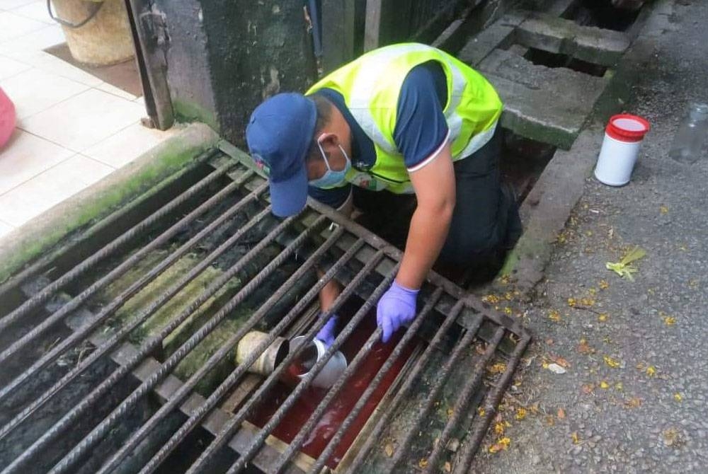 Pegawai JASWPKL mengambil sampel air longkang untuk dihantar ke JKM bagi tujuan analisis.