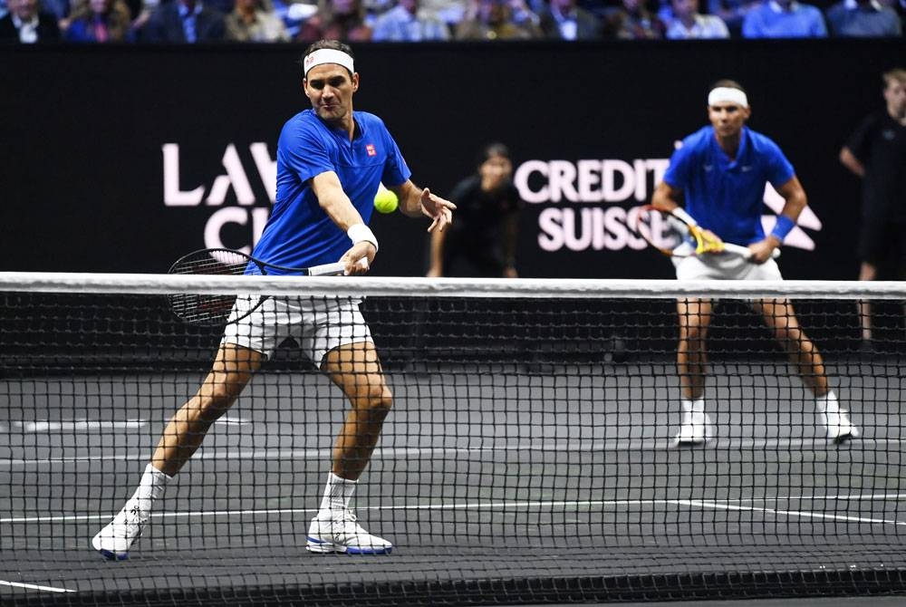 Aksi Federer (depan) ketika Piala Laver 2022 pada Sabtu. - Foto EPA