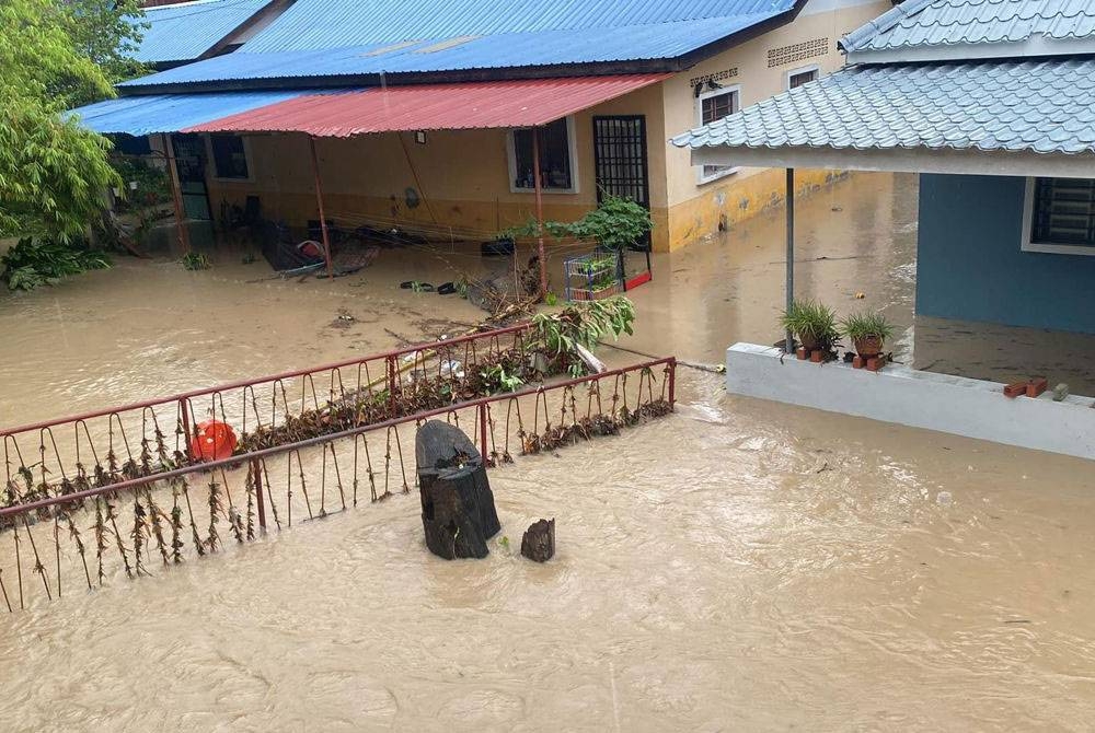 Banjir kilat yang melanda kawasan Bayan Lepas pada pagi Sabtu.