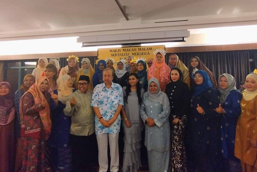 Tengku Abdul Samad, Tengku Munaziah, Khairin-Nisa dan Sabarniah (tengah) merakam kenangan ketika Majlis Malam Nostalgia Merdeka Pernita di Grand Blue Wave Hotel, Johor Bahru pada malam Jumaat.