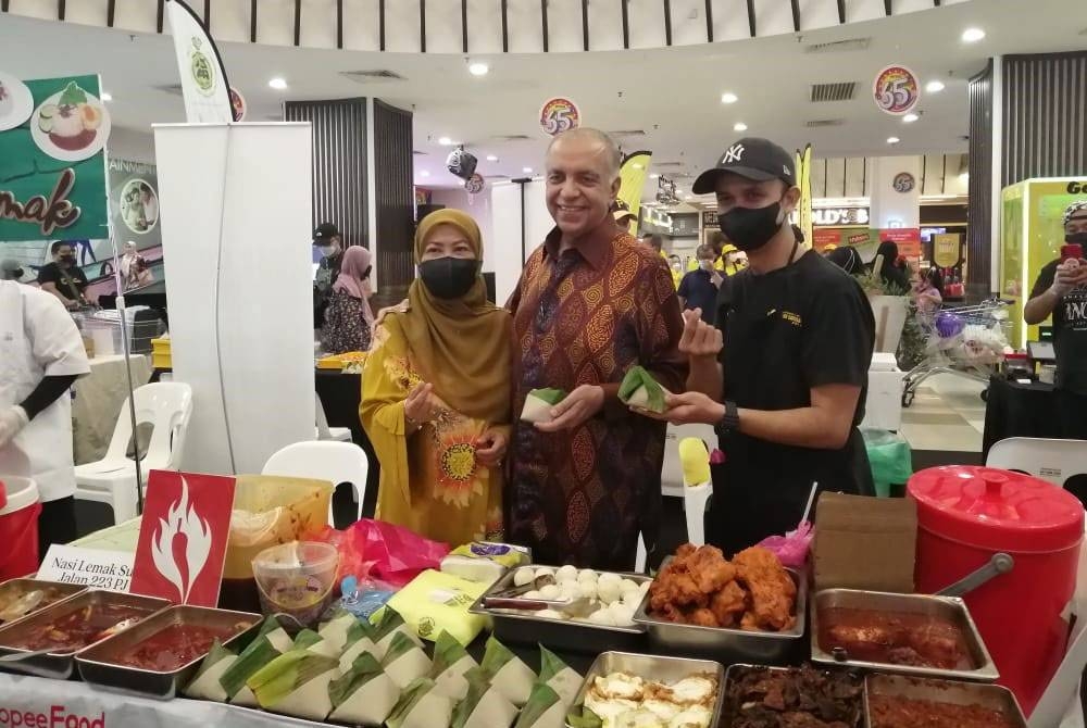 Ameer (tengah) bersama isteri meninjau reruai peserta Festival Nasi Lemak di Mydin USJ di sini pada Sabtu.