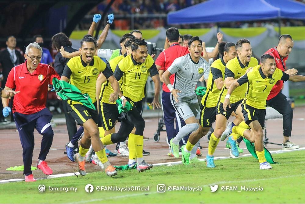 Sebahagian pemain Harimau Malaya meraikan kejayaan mara ke final 48th King’s Cup dengan menewaskan Thailand 5-3 menerusi penentuan sepakan penalti. - Foto Facebook FAM