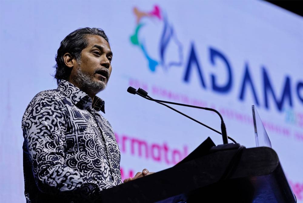 Khairy Jamaluddin ketika berucap merasmikan Asia Dermatology & Aesthetic Medicine Summit (ADAMS) 2022, pada Sabtu. - Foto Bernama