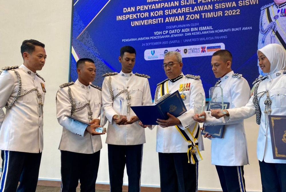 Dr Yuserrie (tiga dari kanan)bersama pelatih terbaik Kor Suksis UMP sempena Majlis Tamat Latihan Dan Penyampaian Sijil Pentauliahan Inspektor Kor Suksis Universiti Awam Zon Timur 2022 yang berlangsung di UMP Kampus Pekan, pada Sabtu.