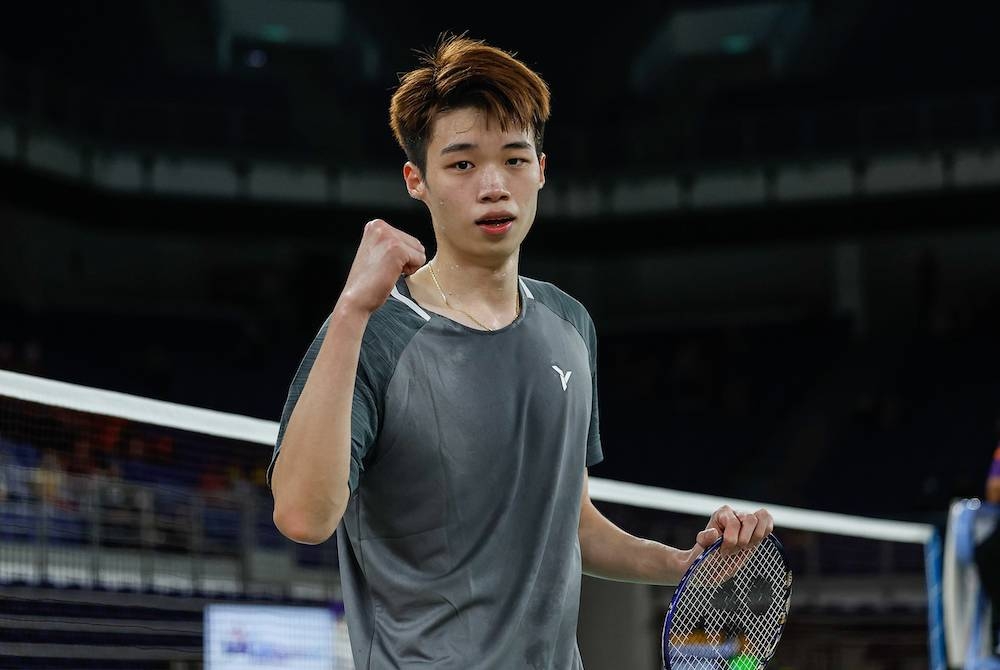 Tze Yong meraikan kemenangannya selepas menewaskan pemain dari Wilayah Persekutuan Leong Jun Hao pada perlawanan akhir badminton sempena pada Sukan Malaysia (SUKMA) Majlis Sukan Negara (MSN) 2022 di Axiata Arena, Bukit Jalil, pada Sabtu. - Foto Bernama