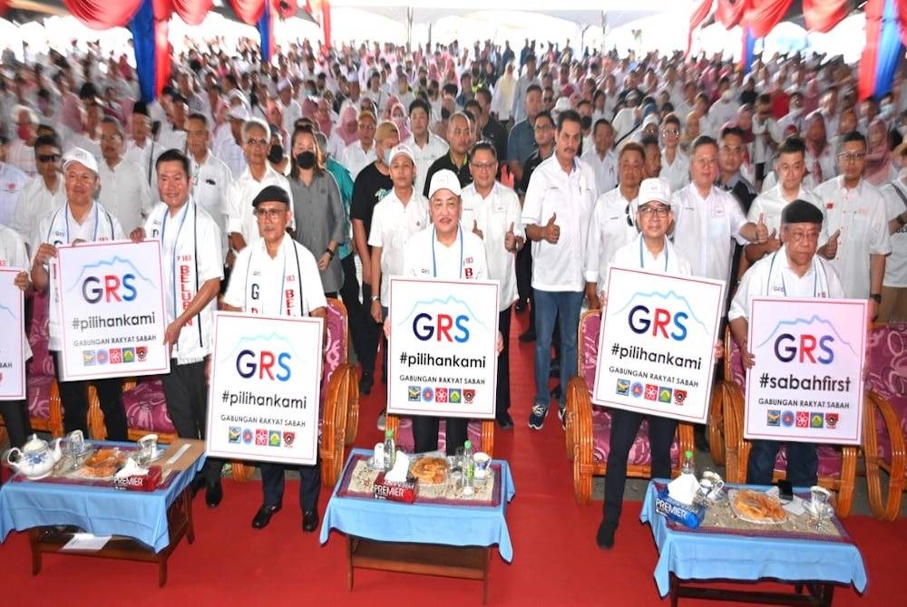 Hajiji (tengah) bersama presiden dan pemimpin komponen dalam GRS pada Program Jelajah GRS Parlimen Beluran di Dataran Telupid, Telupid.