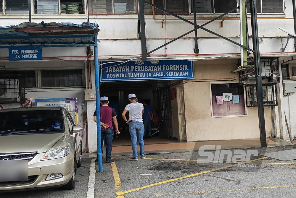 Kelihatan ahli keluarga mangsa di Jabatan Forensik Hospital Tuanku Jaafa, Seremban.