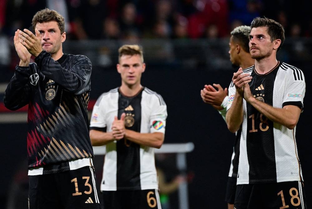 Reaksi pemain Jerman, Thomas Mueller (kiri) dan Jonas Hofmann selepas aksi menentang Hungary di Leipzig. - Foto AFP