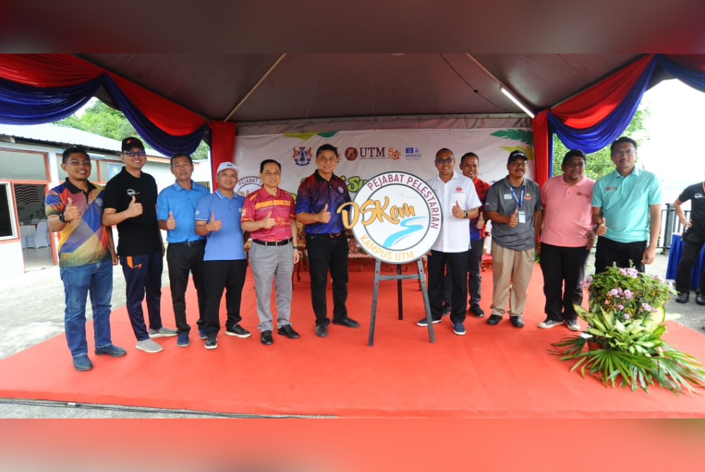 Mohd Hafiz (enam dari kiri) dan Pandak (lima dari kanan) ketika merasmikan Program Denai Sungai Bersama Komuniti 2022 di Kampung Sungai Melayu, Iskandar Puteri pada Sabtu