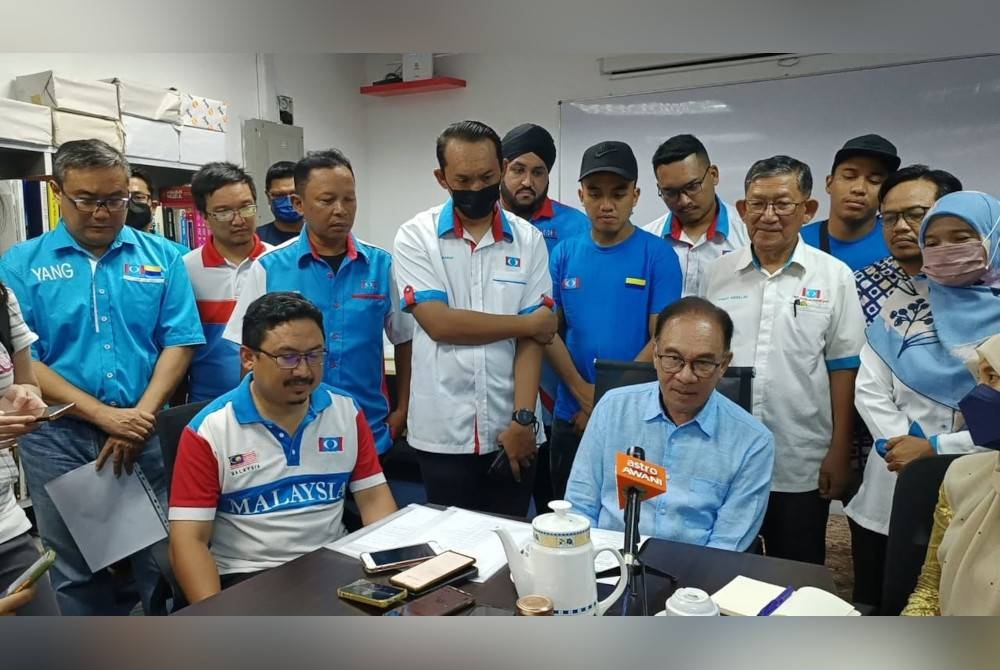 Anwar (duduk tengah) bersama pimpinan PKR Perlis selepas perjumpaan Majlis Pimpinan Negeri itu di Pusat Khidmat Parlimen Kangar, Kangar pada Sabtu.