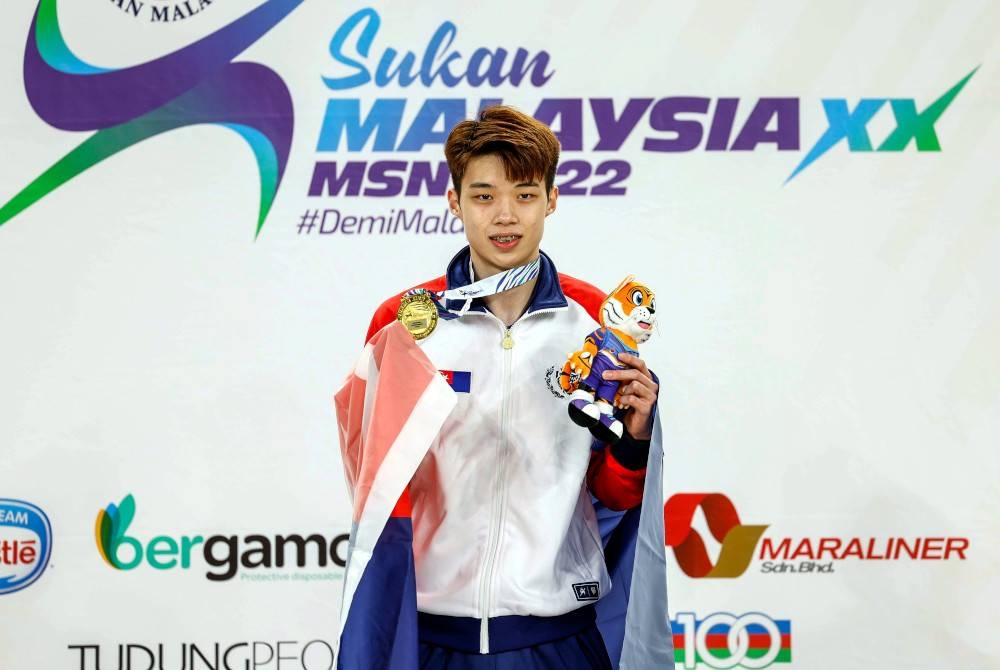 Tze Yong antara penyumbang pingat emas buat kontinjen Johor dalam acara badminton perseorangan lelaki Sukma MSN 2022 di Axiata Arena, Bukit Jalil pada Sabtu. - Foto Bernama