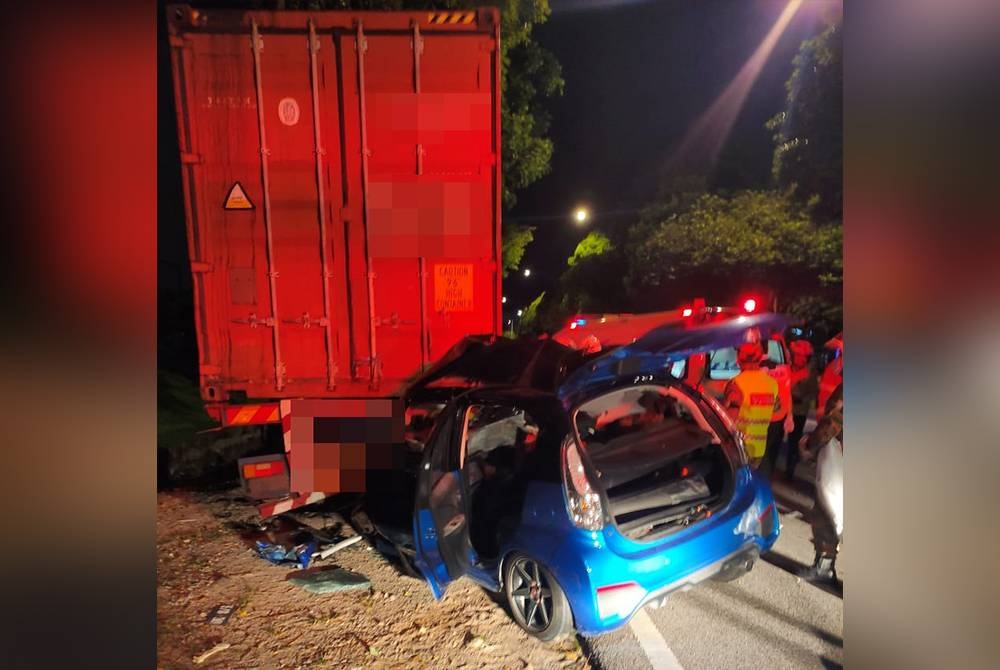 Keadaan kereta dinaiki mangsa yang terlibat dalam kemalangan di Jalan Wawasan di Bandar Baru Ampang di sini pada Ahad.