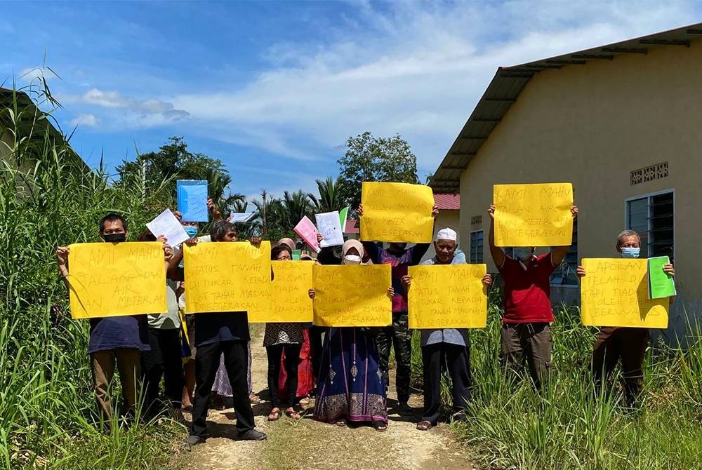 Individu mendakwa ditipu pemaju berkait dengan pembelian rumah kos rendah di beberapa kawasan di negeri ini berhimpun secara aman menuntut hak mereka di Limbat, Kota Bharu.