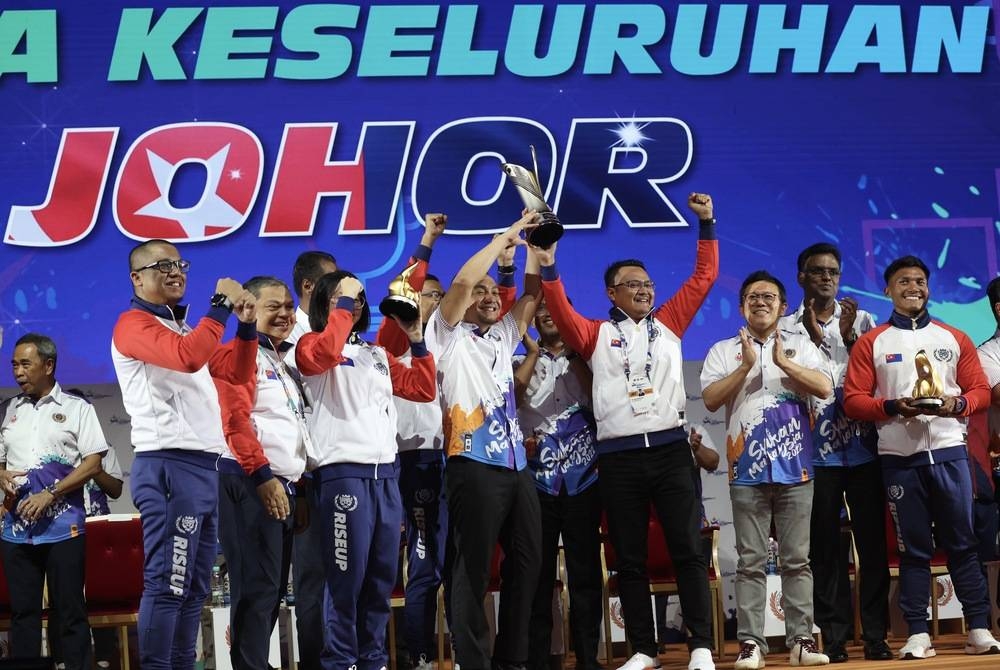 Juara keseluruhan yang dimenangi oleh negeri Johor pada Majlis Penutup Sukma 2022 di Dewan Canselor Tun Abdul Razak (DECTAR) Universiti Kebangsaan Malaysia (UKM) pada Sabtu. - Foto Bernama