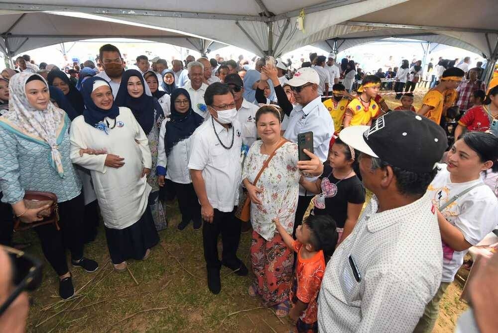 Mohd Shafie ketika bertemu rakyat di kawasan Parlimen Kalabakan pada majlis beramah mesra bersama masyarakat Kawasan Parlimen Kalabakan di Kampung Murut, Ulu Kalabakan, Tawau.